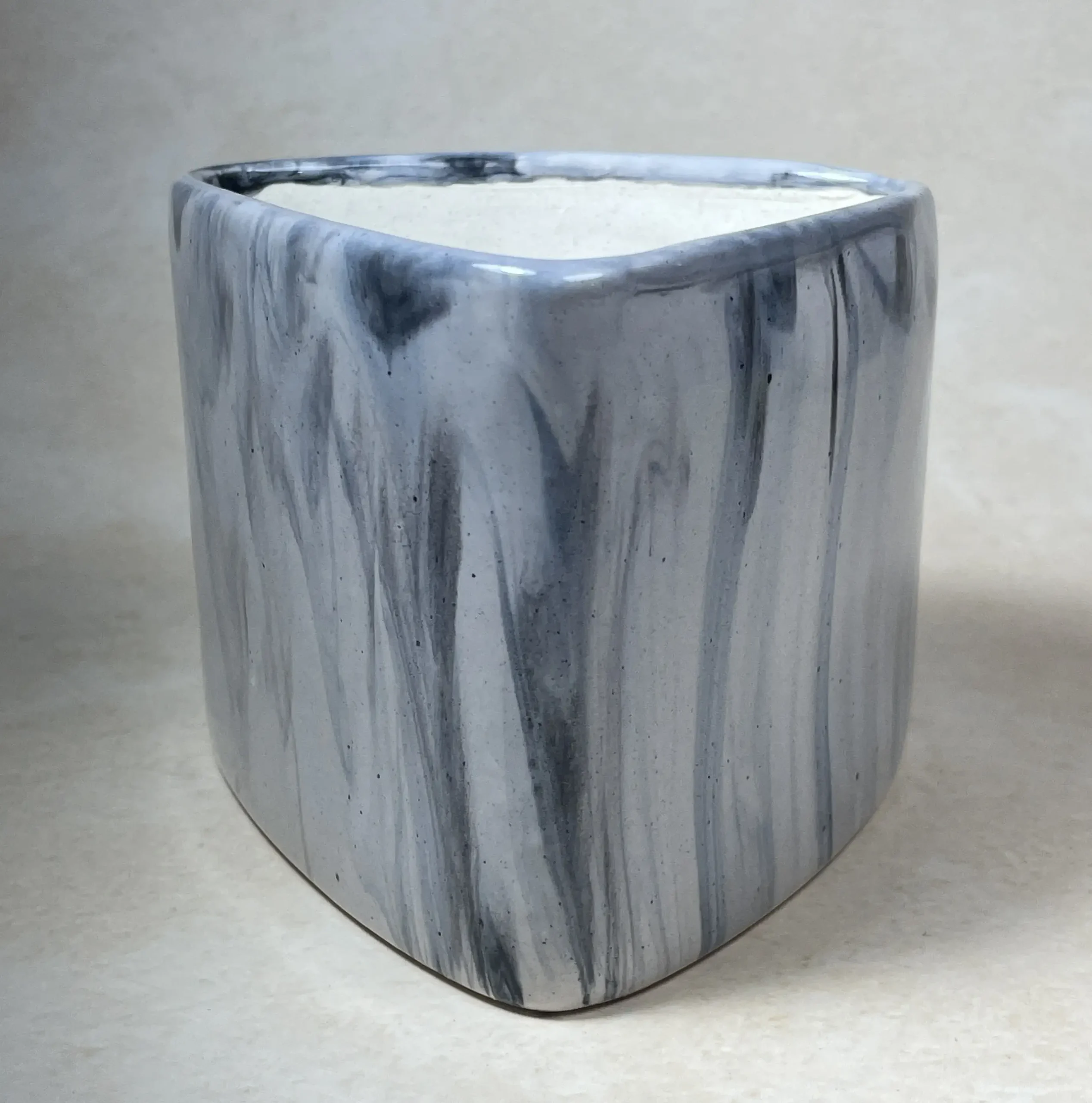 GreyVein Triangle Pot2