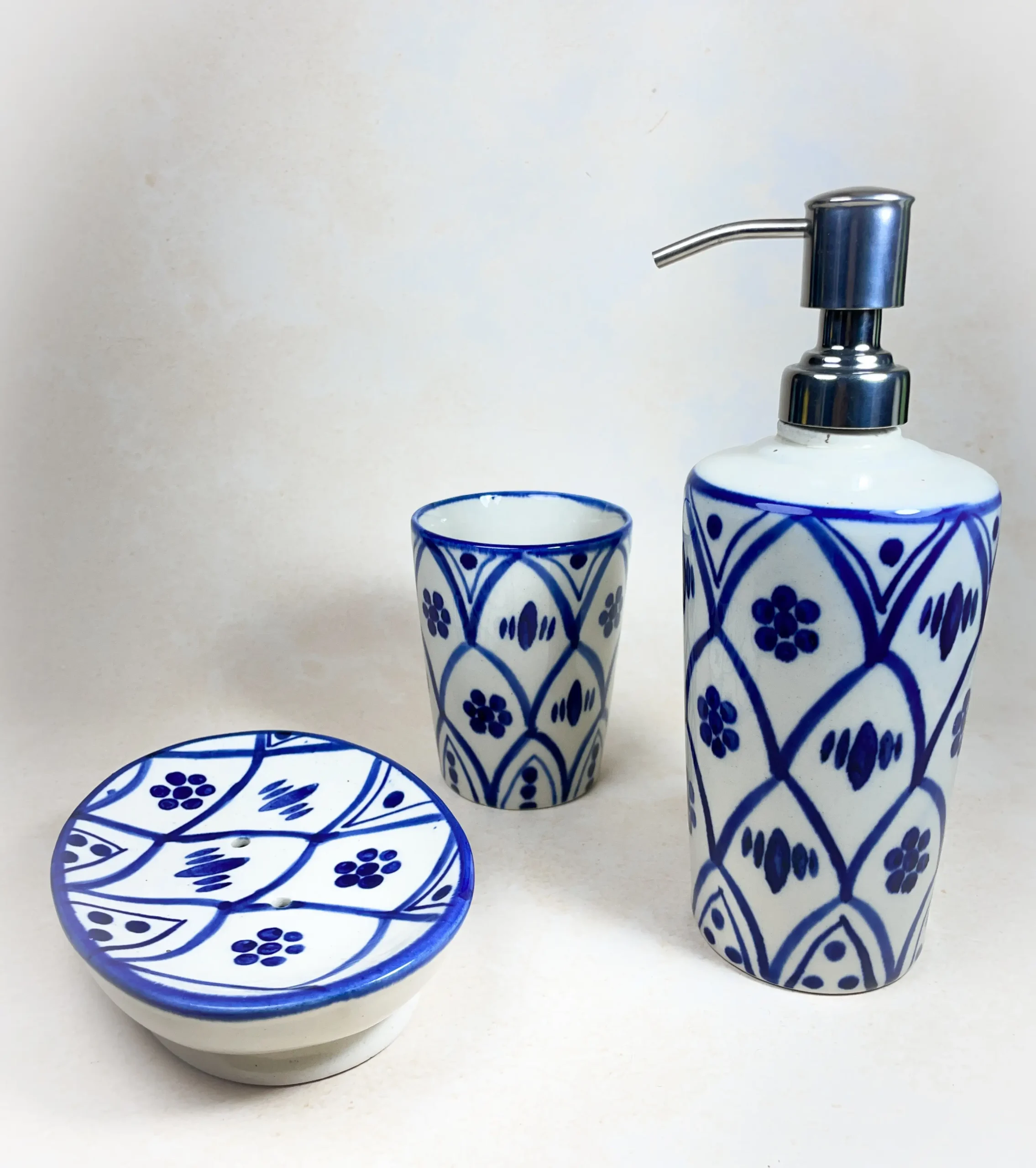 Classic Blue & White Ceramic Bath Ensemble1